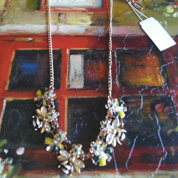 Ann Taylor Bee and Floral Gold Color Necklace - Picture 4 of 7